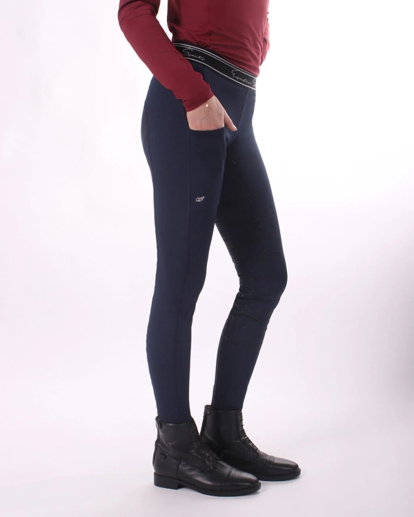 Breginsy QHP Eden w kolorze navy zaprezentowane przez modelkę widoczne z boku