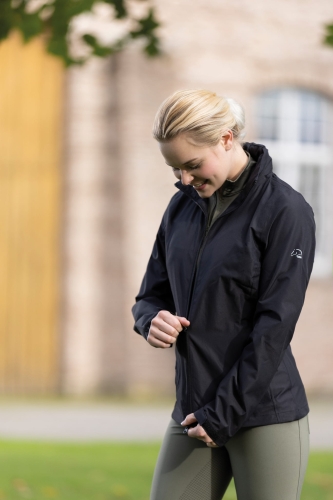 Kurtka jeździecka przeciwdeszczowa HKM Rain Day w kolorze czarnym zaprezentowana przez modelkę