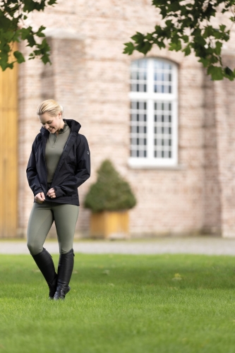 Kurtka jeździecka przeciwdeszczowa HKM Rain Day w kolorze czarnym zaprezentowana przez modelkę