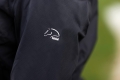 Kurtka jeździecka z logo HKM Rain Day w kolorze czarnym zaprezentowana przez modelkę