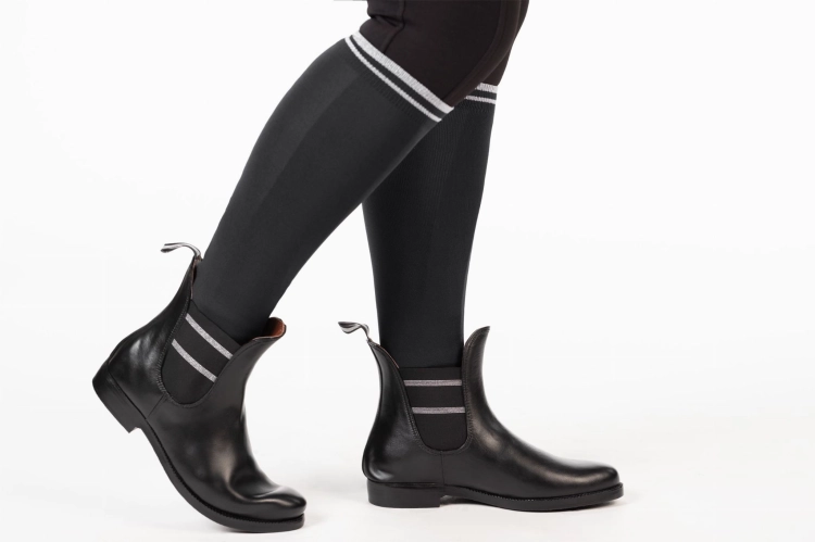 Sztyblety gumowe HKM Style Lurex w kolorze czarnym zaprezentowane przez modelkę