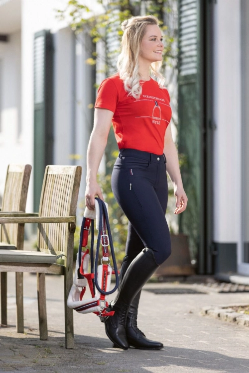 Koszulka jeździecka HKM Equine Sports w kolorze czerwonym zaprezentowana przez modelkę