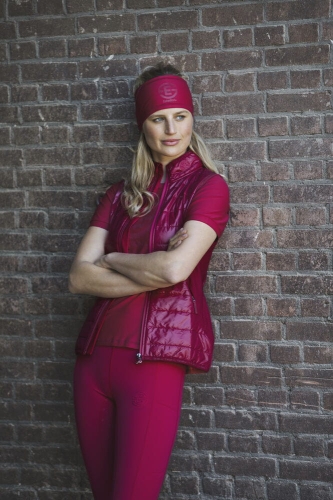 Kamizelka do jazdy konnej Eskadron Quilt Waistcoat w kolorze różowym zaprezentowana przez modelkę
