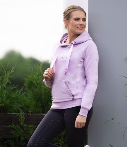 Bluza jeździecka Schockemöhle Carry w kolorze różowym zaprezentowana przez modelkę