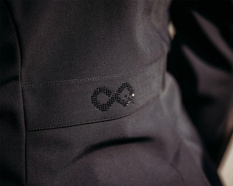Frak konkursowy z logo z kryształków Presteq Perform Now w kolorze czarnym
