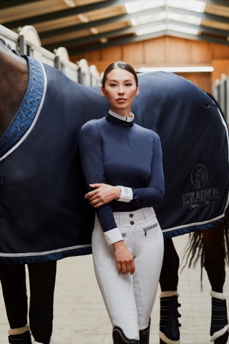 Derka Eskadron Pure Dura w kolorze navy na koniu