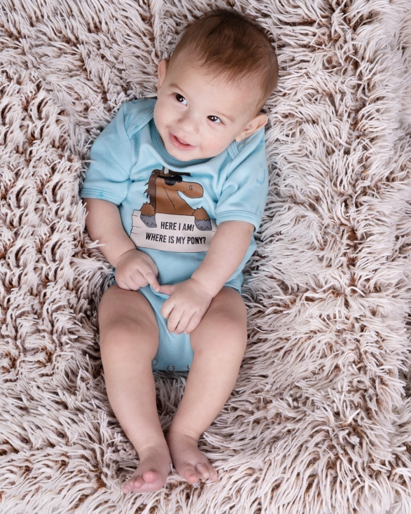 Body niemowlęce z jeździeckim akcentem QHP Bobby w kolorze błękitnym zaprezentowane przez małego modela