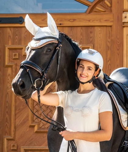 Kask do jazdy konnej HKM Edinburgh w kolorze białym zaprezentowany przez modelkę