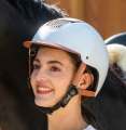 Kask jeździecki HKM Edinburgh w kolorze białym zaprezentowany przez modelkę