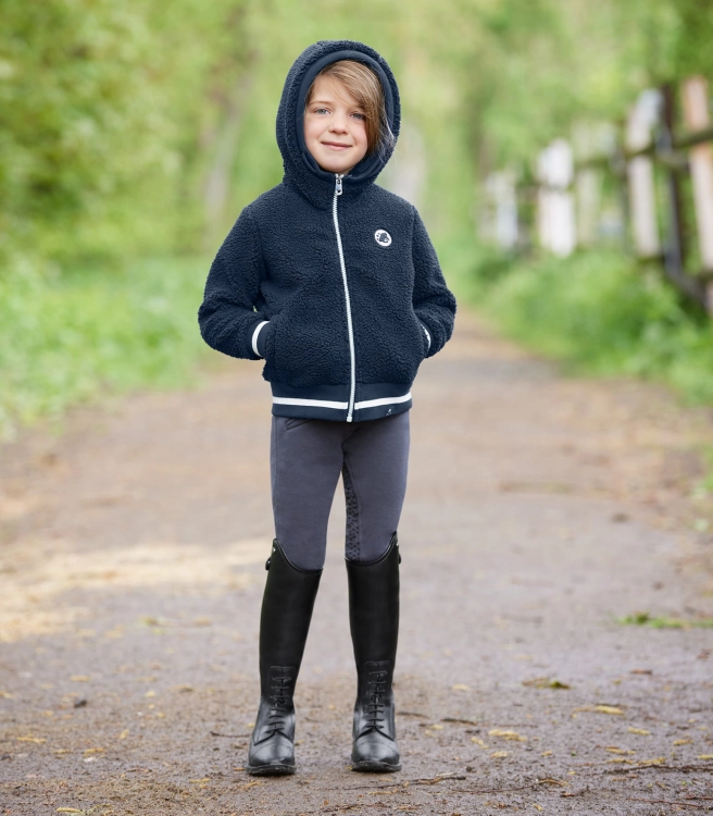 Oficerki dziecięce jeździeckie ELT Portland Junior w kolorze czarnym zaprezentowane przez modelkę