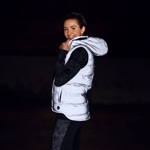 Kamizelka pikowana odblaskowa Horze zaprezentowana przez modelkę