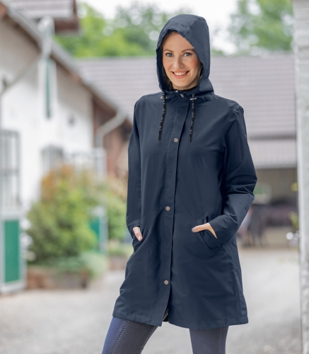 Płaszcz do jazdy konnej przeciwdeszczowy ELT Emilia w kolorze granatowym, zaprezentowany przez modelkę