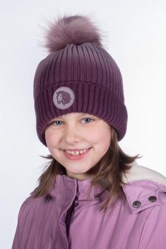 Czapka zimowa dla dziewczynki HKM Junior Alva w kolorze lilac zaprezentowana przez modelkę