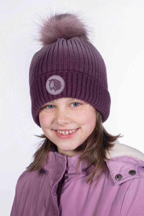 Czapka zimowa dla dziewczynki HKM Junior Alva w kolorze lilac zaprezentowana przez modelkę