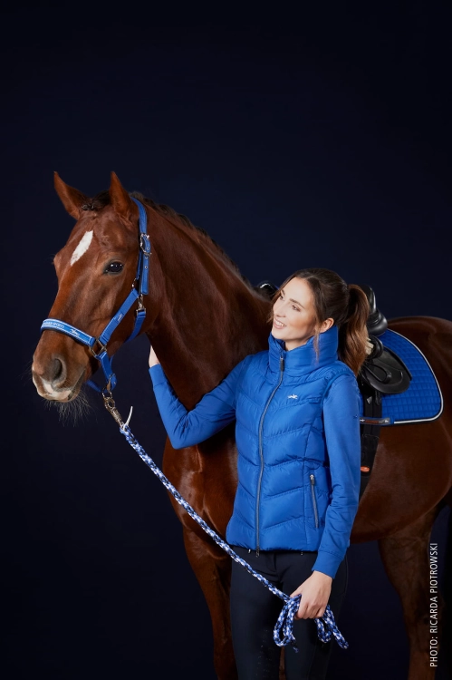 Bluzka jeździecka Schockemohle  Antonia w kolorze luxury blue zaprezentowana przez modelkę