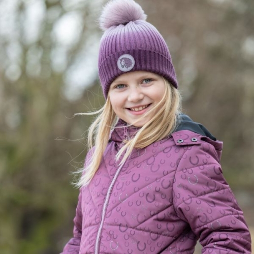 Czapka jeździecka dla dziewczynki HKM Junior Alva w kolorze lilac zaprezentowana przez modelkę