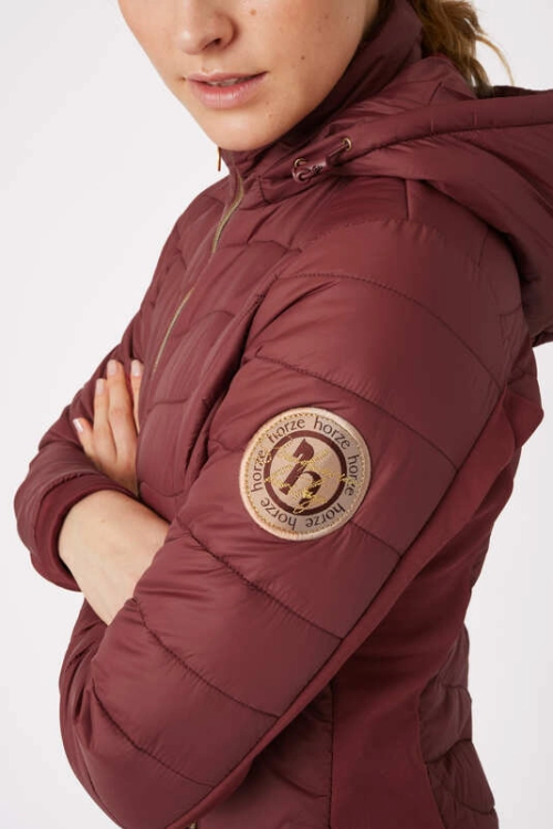 Kurtka jeździecka z logo Horze Shannon w kolorze czerwonym zaprezentowana przez modelkę