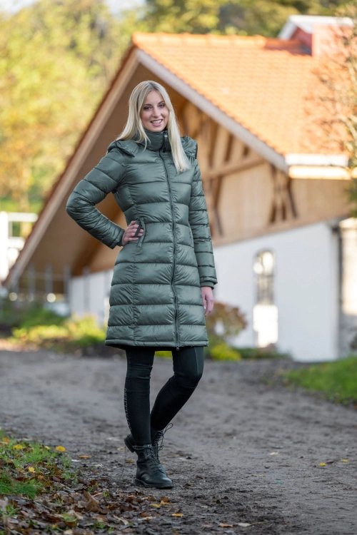 Płaszcz jeździecki zimowy Covalliero w kolorze jade green zaprezentowany przez modelkę