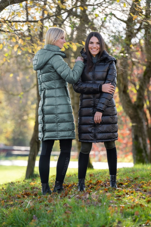 Płaszcz jeździecki zimowy Covalliero w kolorze jade green zaprezentowany przez modelkę