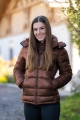 Kurtka jeździecka damska Covalliero w kolorze oak brown widoczna z przodu, zaprezentowana przez modelkę