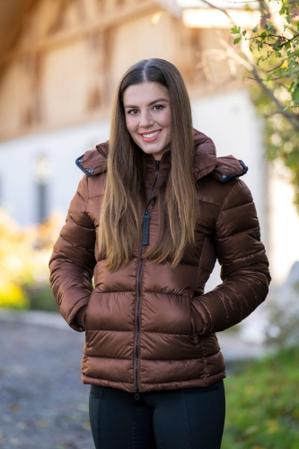 Kurtka jeździecka damska Covalliero w kolorze oak brown widoczna z przodu, zaprezentowana przez modelkę