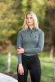 Bluzka jeździecka termiczna Covalliero Activ w kolorze jade green zaprezentowana przez modelkę , widoczna z przodu