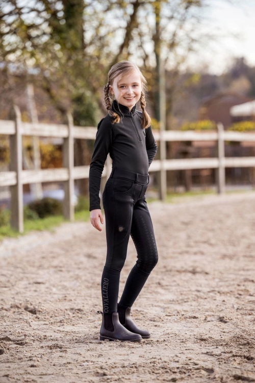 Breginsy zimowe dziecięce Covalliero Termo Junior zaprezentowane przez modelkę