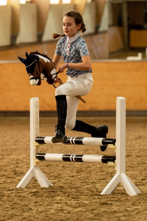 Konik Hobby Horse HKM zaprezentowany przez modelkę