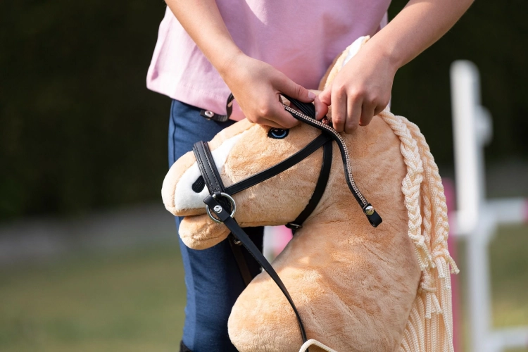 Konik Hobby Horse HKM zaprezentowany przez modelkę