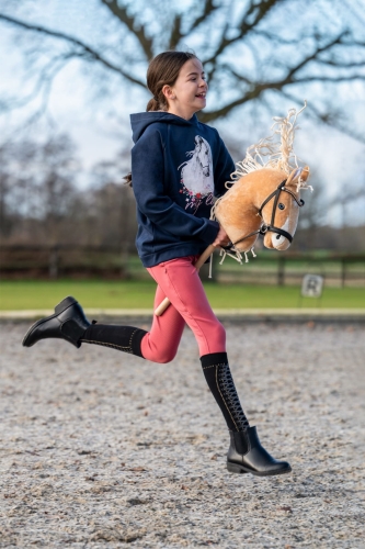 Konik Hobby Horse HKM zaprezentowany przez modelkę