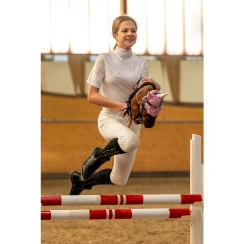 Różowe nauszniki Hobby Horse HKM na koniku podczas skoku