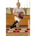 Różowe nauszniki Hobby Horse HKM na koniku podczas skoku