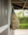 Duża siatka na siano z oczkami 5cm w kolorze navy napakowana sianem