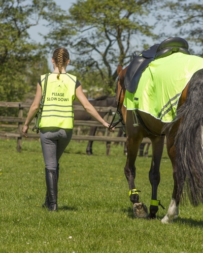 Kamizelka odblaskowa do jazdy konnej QHP zaprezentowana przez modelkę