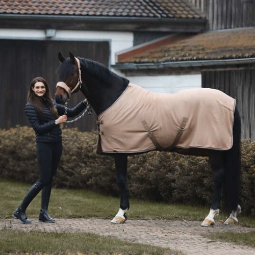 Derka polarowa Horze Kiel w kolorze Light Brown na koniu