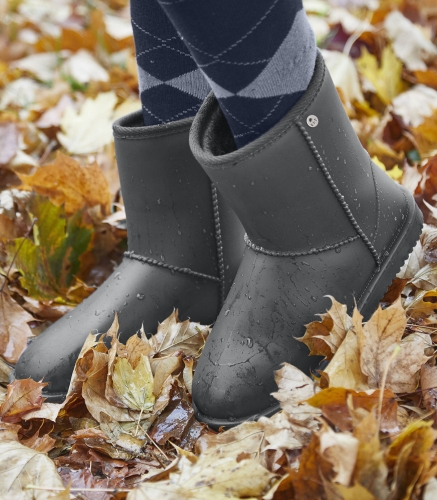 Buty stajenne ocieplane ELT Rainless w kolorze asphalt zaprezentowane przez modelkę