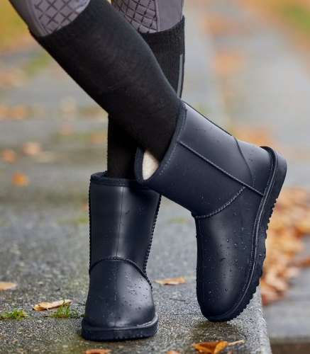 Buty stajenne ocieplane ELT Rainless w kolorze deepblue zaprezentowane przez modelkę