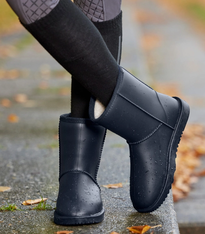 Buty stajenne ocieplane ELT Rainless w kolorze deepblue zaprezentowane przez modelkę