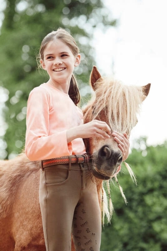Elastyczny pasek do bryczesów dla dzieci i młodzieży Horze Junior Coca Mocha zaprezentowany przez modelkę