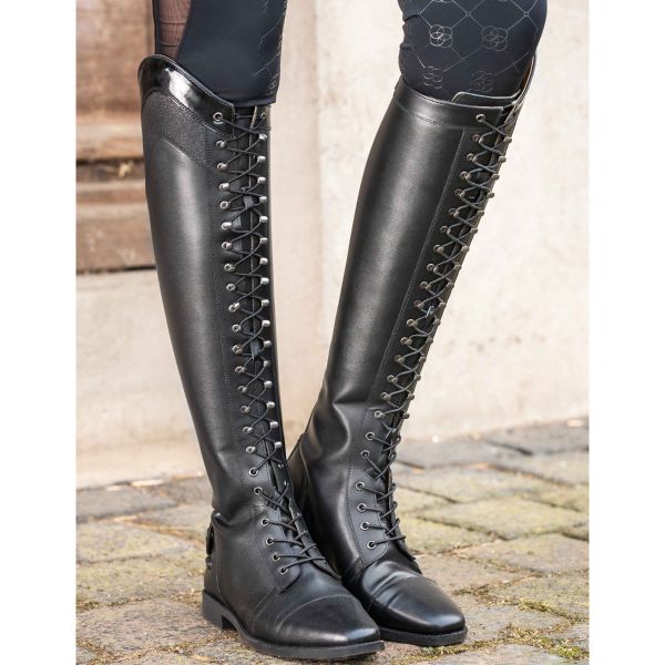 Czarne oficerki jeździeckie HKM Beatrice zaprezentowane przez modelkę