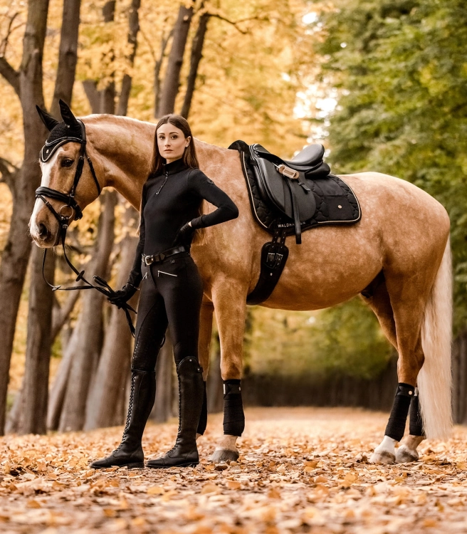 Czaprak wszechstronny Waldhausen Modern Rose w kolorze black na koniu