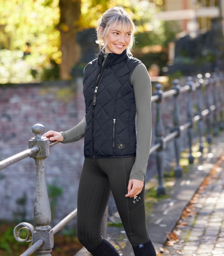 Kamizelka jeździecka damska ELT Meran w kolorze deepblue zaprezentowana przez modekę, widoczna z przodu