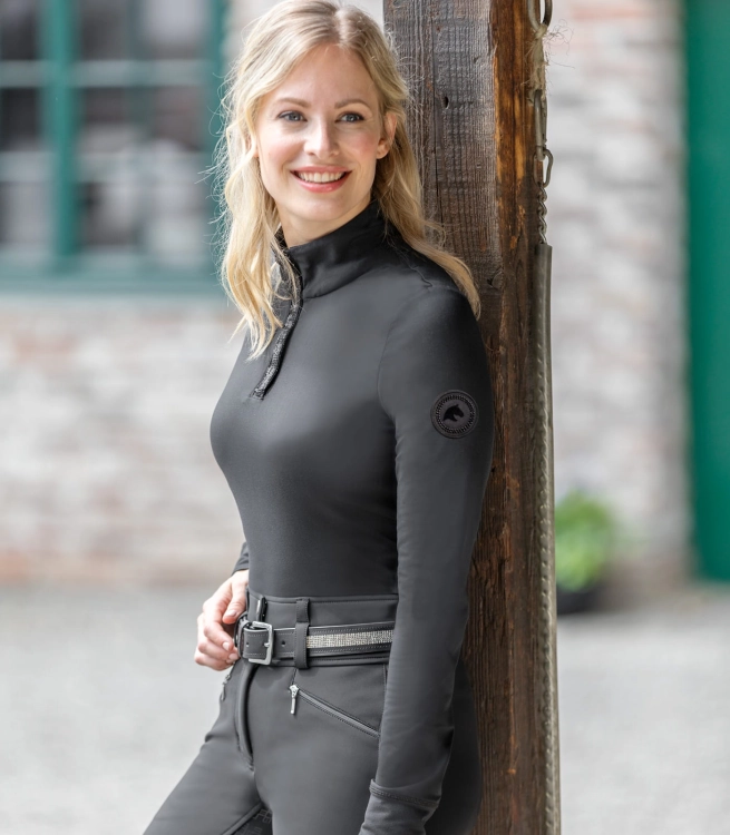 Bluzka jeździecka termiczna ELT Esthal w kolorze czarnym zaprezentowana przez modelkę