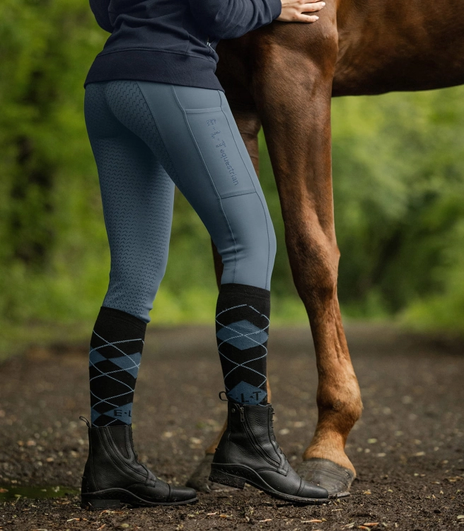 Breginsy z cyrkoniami ELT Ella Glam w kolorze chalkblue zaprezentowane przez modelkę