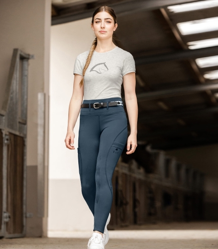 Breginsy damskie ELT Hanna w kolorze orient blue zaprezentowane przez modelkę