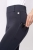 Breginsy jeździeckie Horze Dea w kolorze dark navy zaprezentowane przez modelkę, zbliżenie na kieszeń