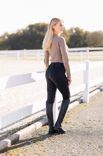 Bryczesy damskie Horze Camille w kolorze czarnym zaprezentowane przez modelkę