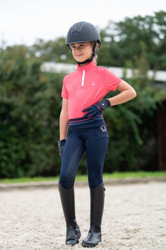 Rękawiczki jeździeckie dziecięce HKM Junior Aymee w kolorze granatowym zaprezentowane przez modelkę