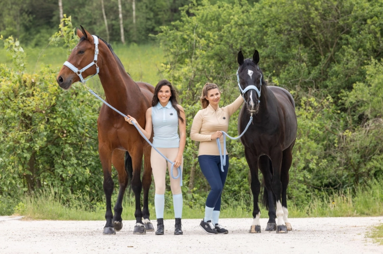 Legginsy do jazdy konnej Covalliero w kolorze beżowym zaprezentowane przez modelkę