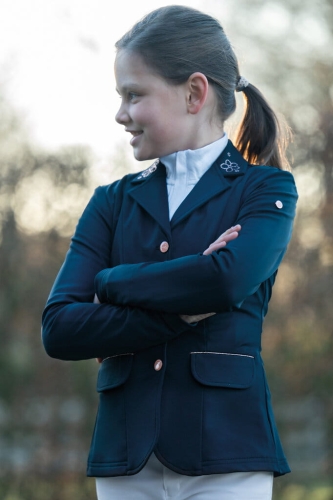 Frak konkursowy dla dziewczynki w kolorze granatowym HKM Junior Flora zaprezentowany przez modelkę